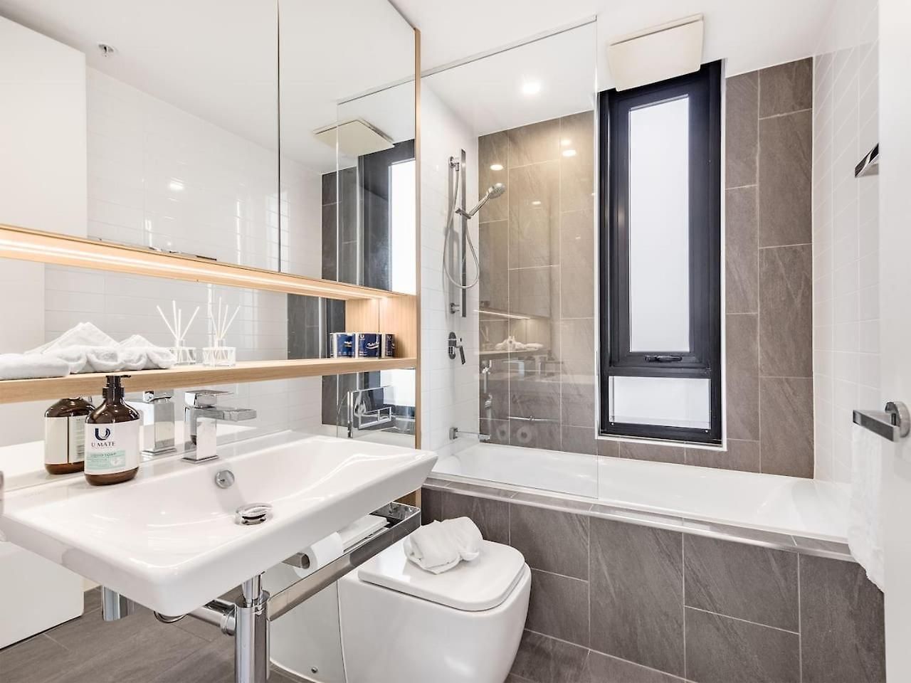 Stylish 2br Unit With Pool And Gym In South