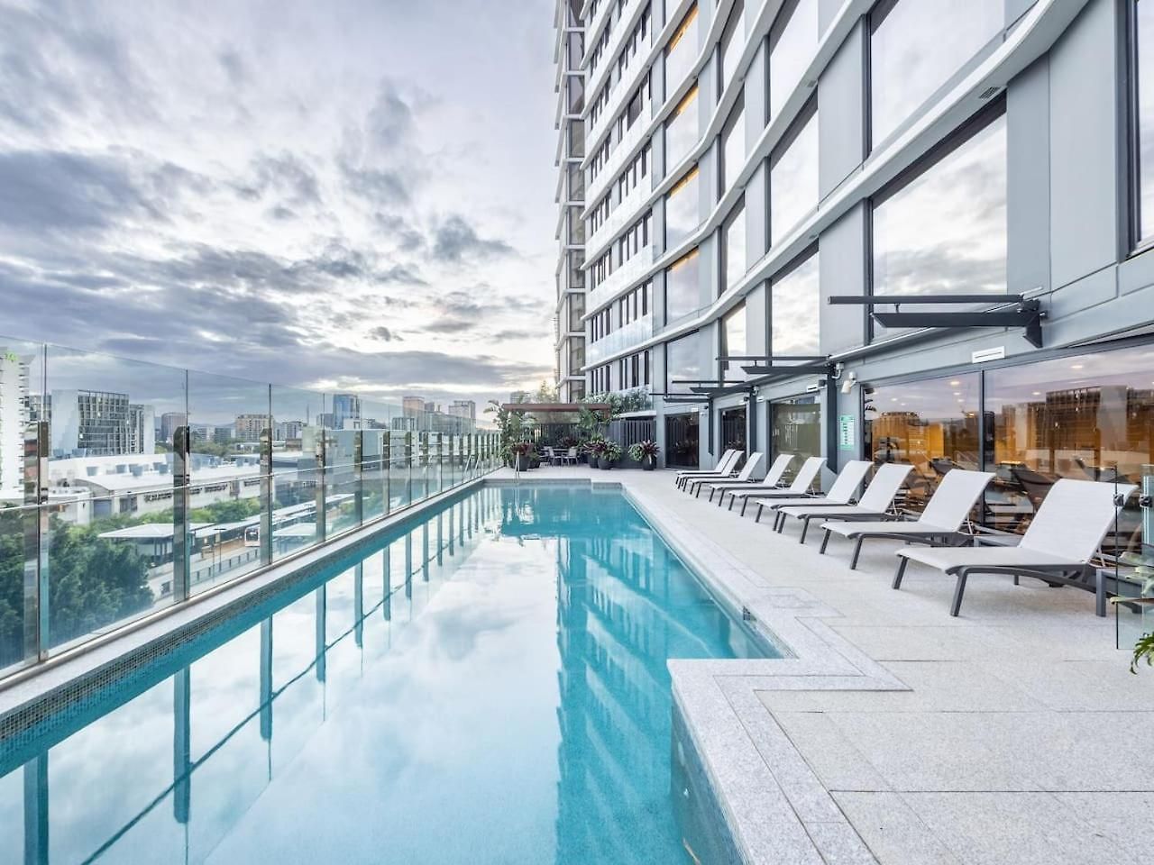 Apartment Stylish 2br Unit With Pool And Gym In South