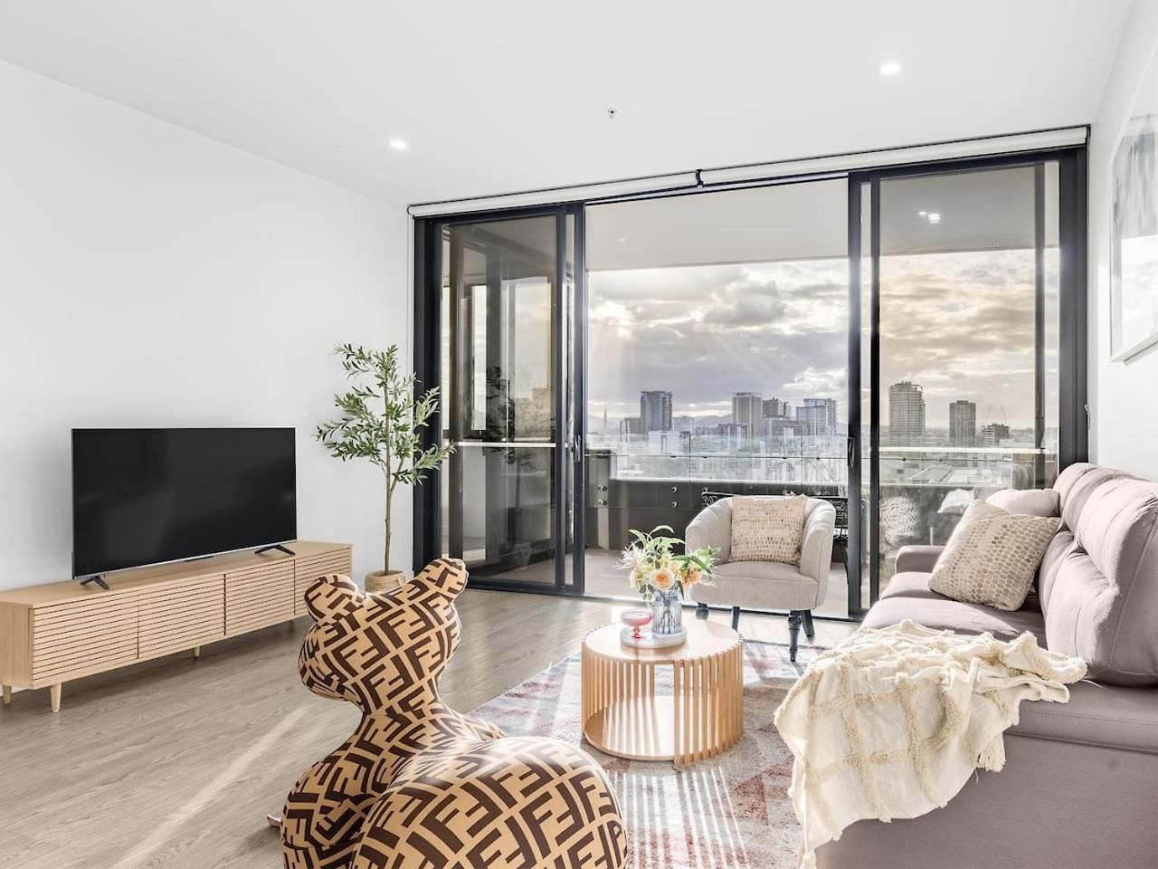 Stylish 2br Unit With Pool And Gym In South *