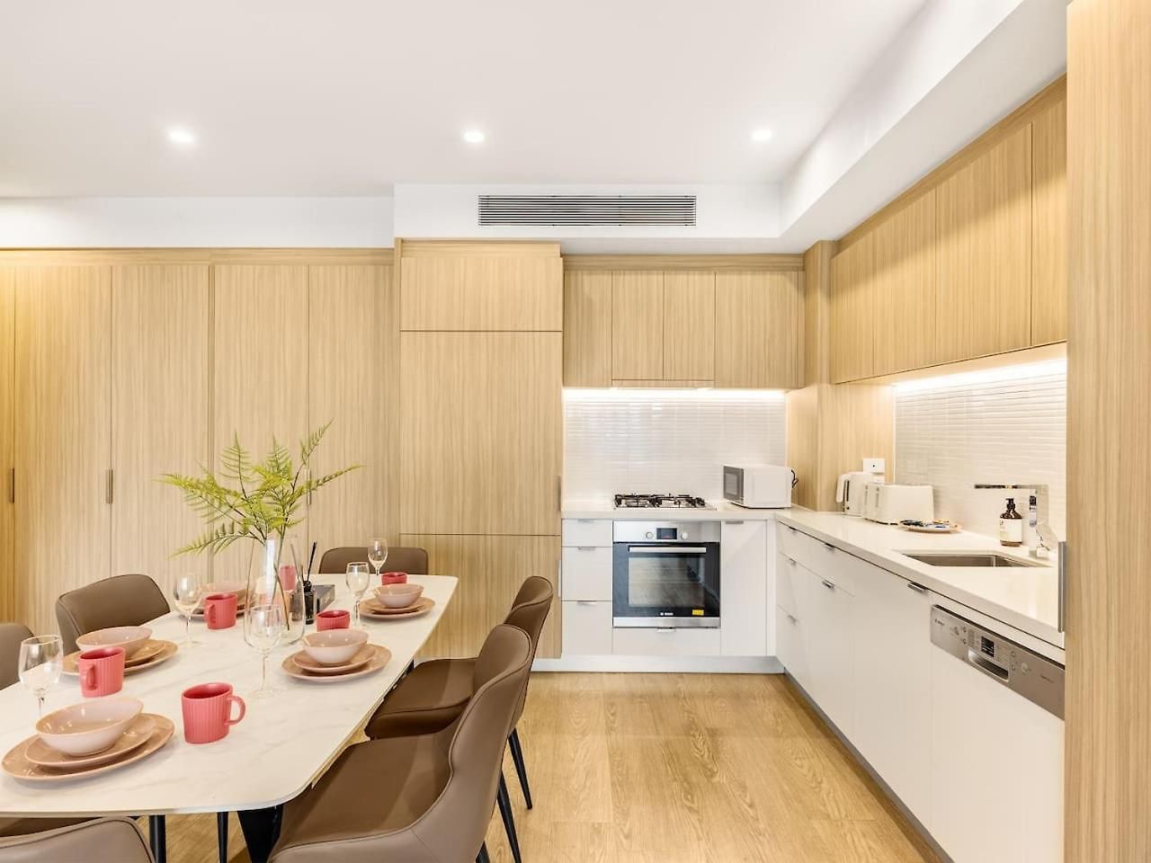 Apartment Stylish 2br Unit With Pool And Gym In South