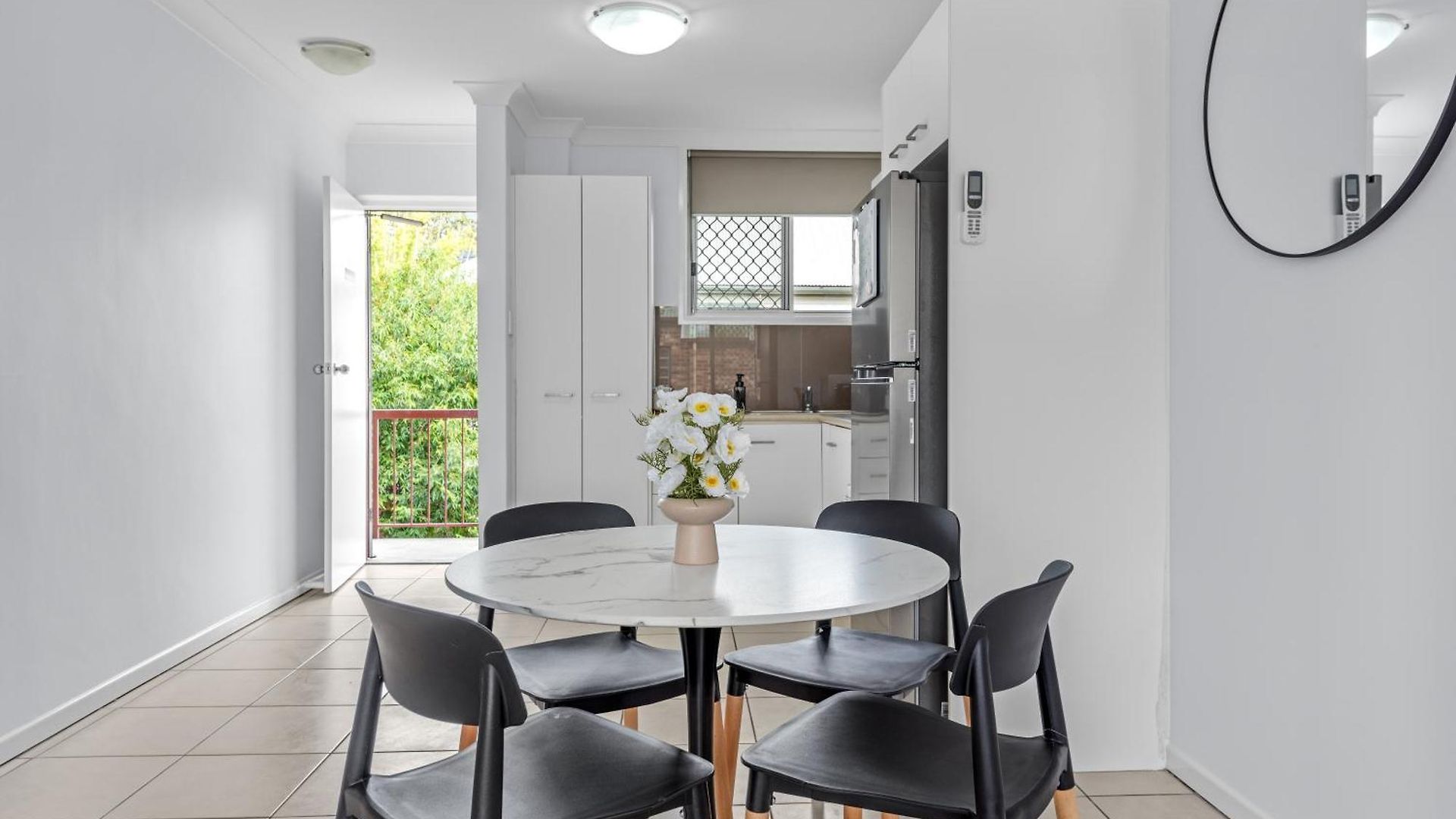 Comfy And Cozy Near Hospitals And Cbd With Parking!