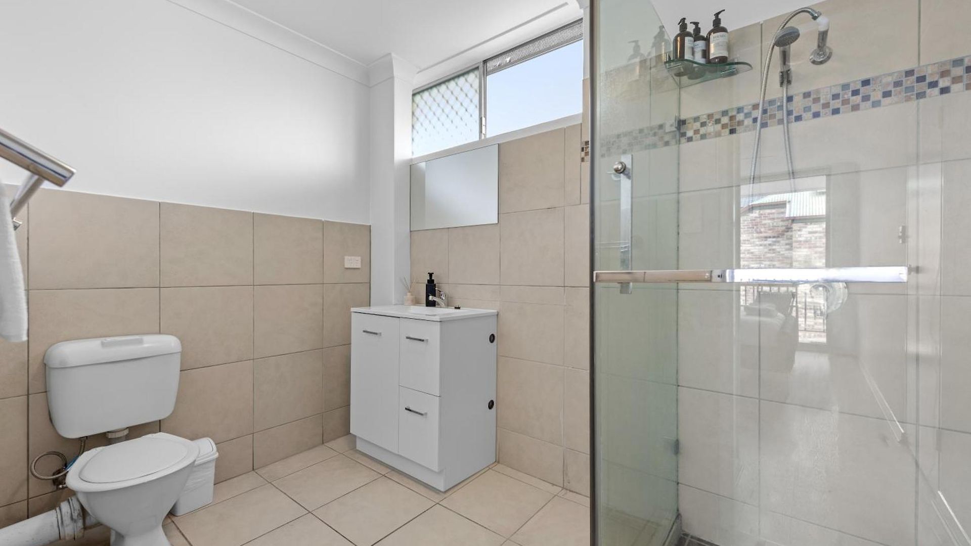Comfy And Cozy Near Hospitals And Cbd With Parking!