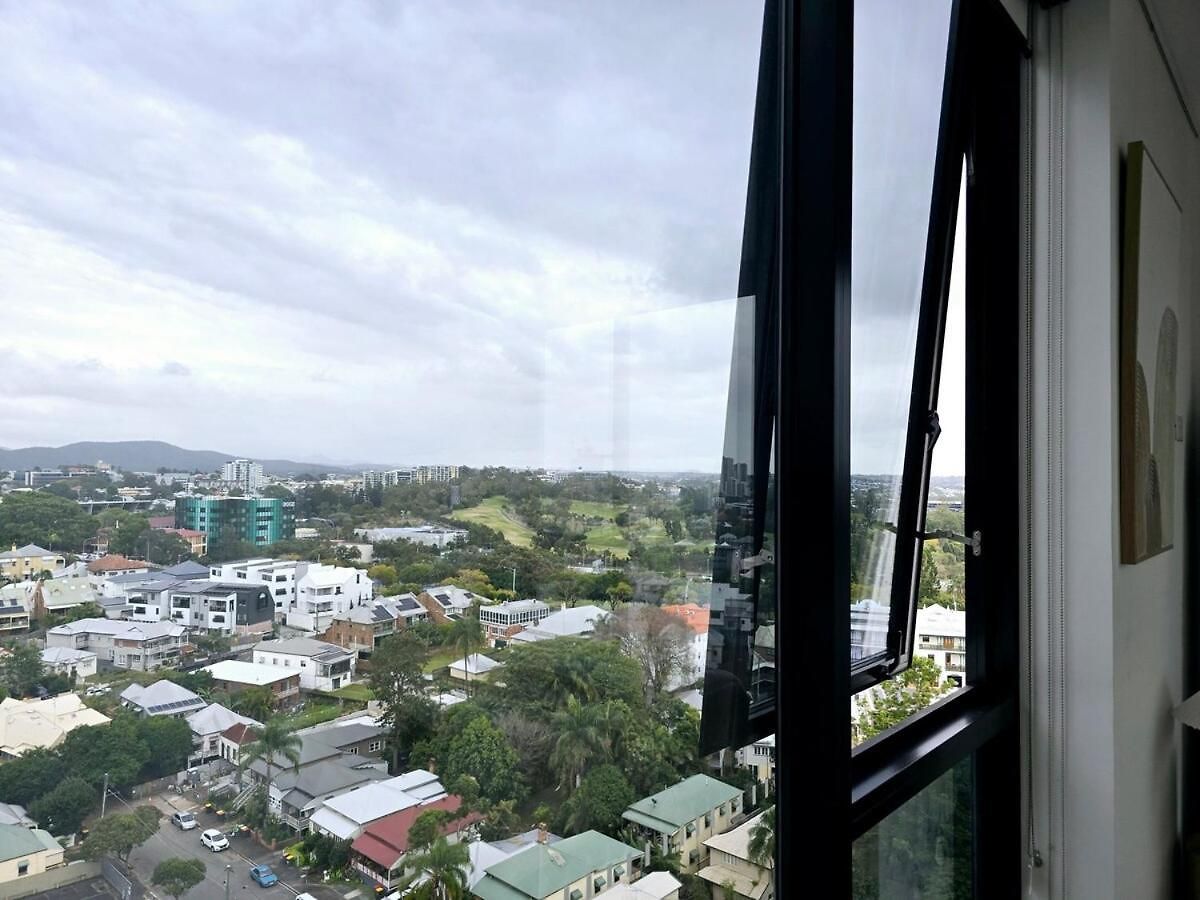 Modern Cbd With Skyline Views , Pool Gym & Free Parking Brisbane