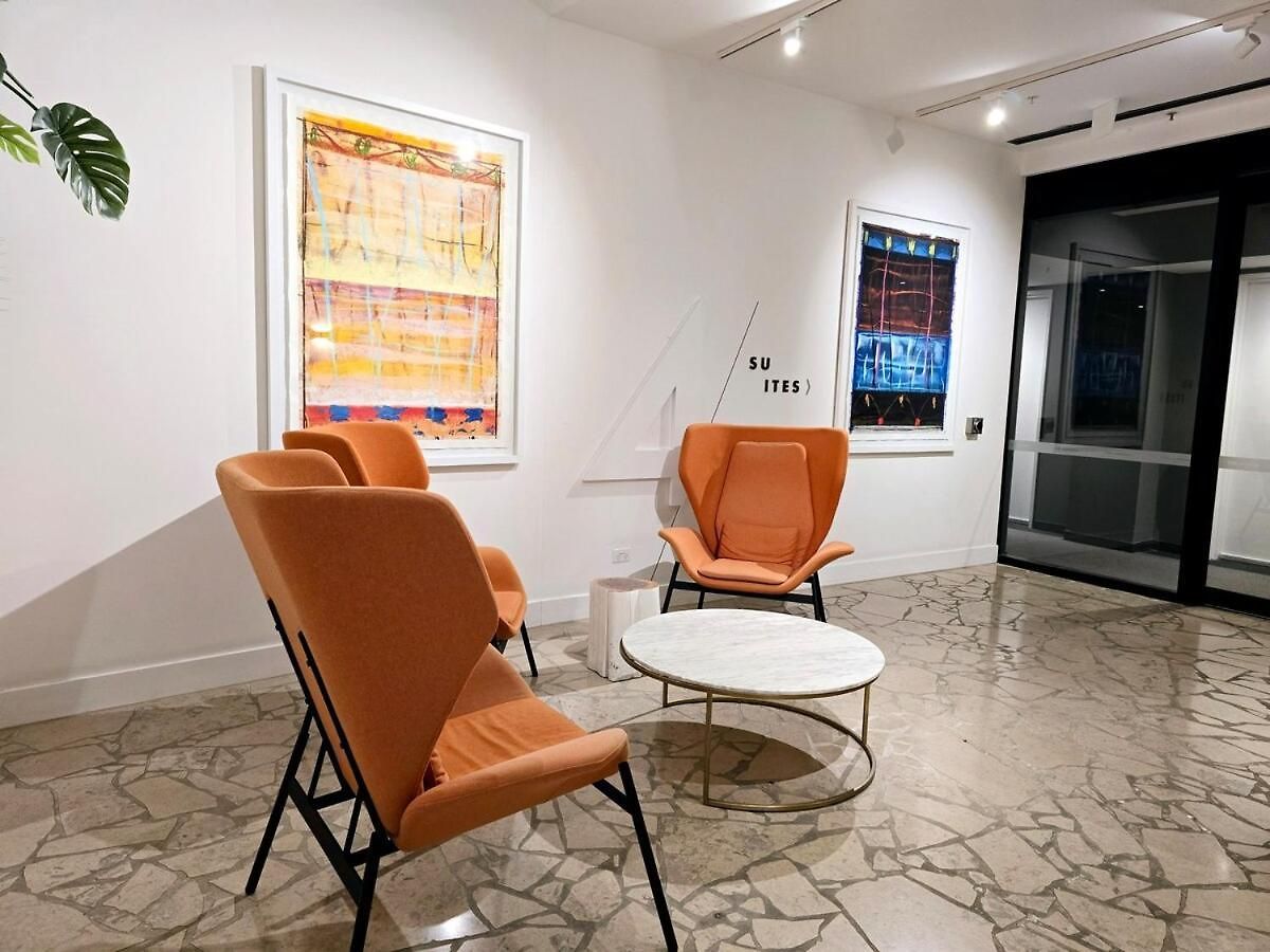 Apartment Modern Cbd With Skyline Views , Pool Gym & Free Parking *