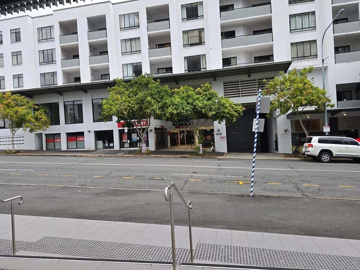 Modern Cbd With Skyline Views , Pool Gym & Free Parking *