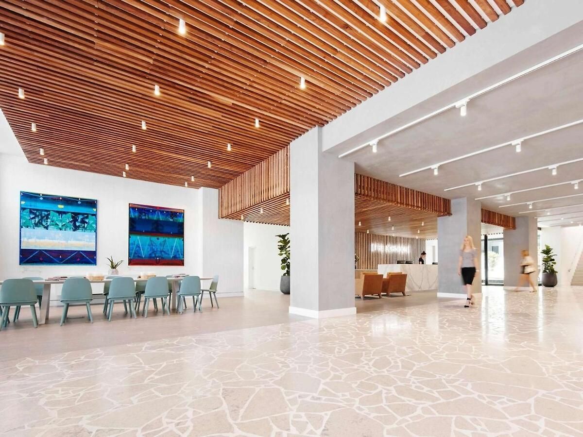 Apartment Modern Cbd With Skyline Views , Pool Gym & Free Parking *