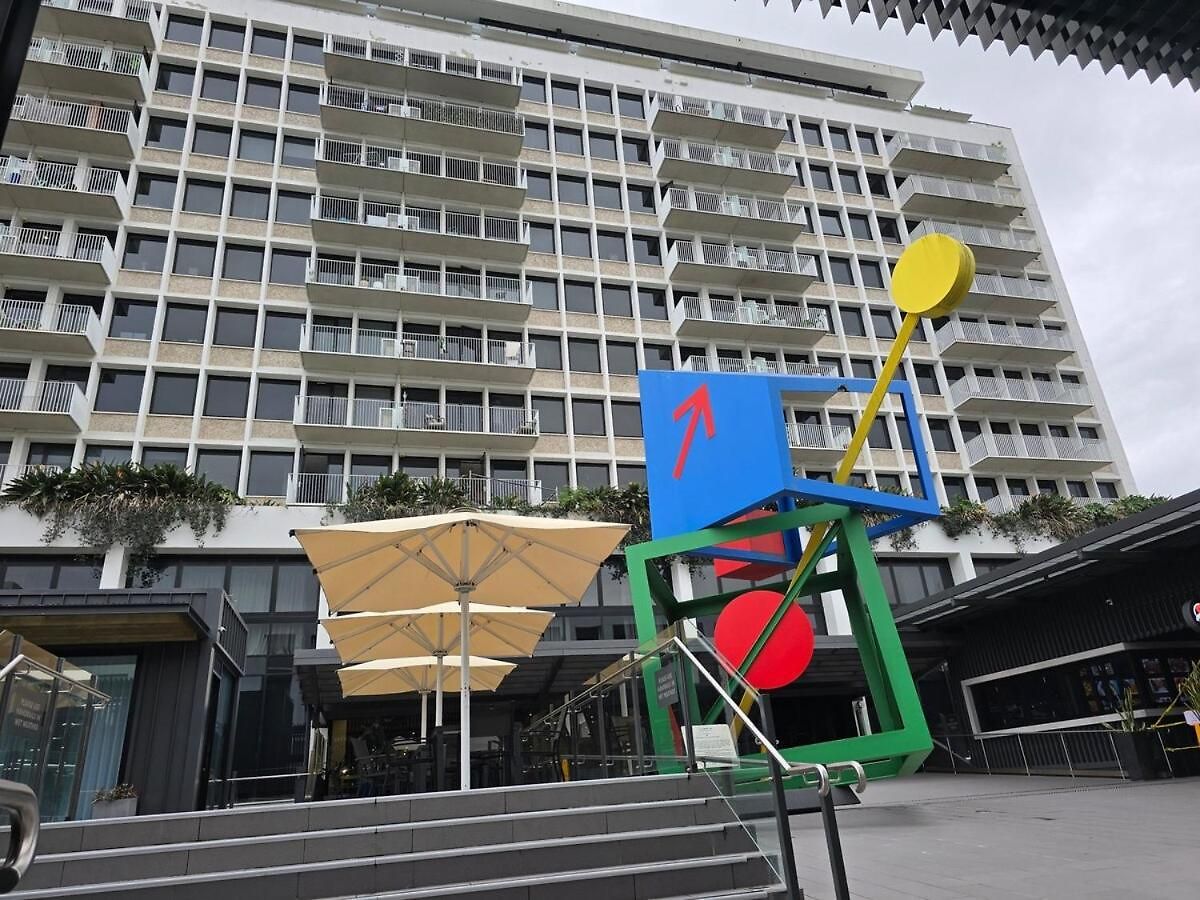 Apartment Modern Cbd With Skyline Views , Pool Gym & Free Parking