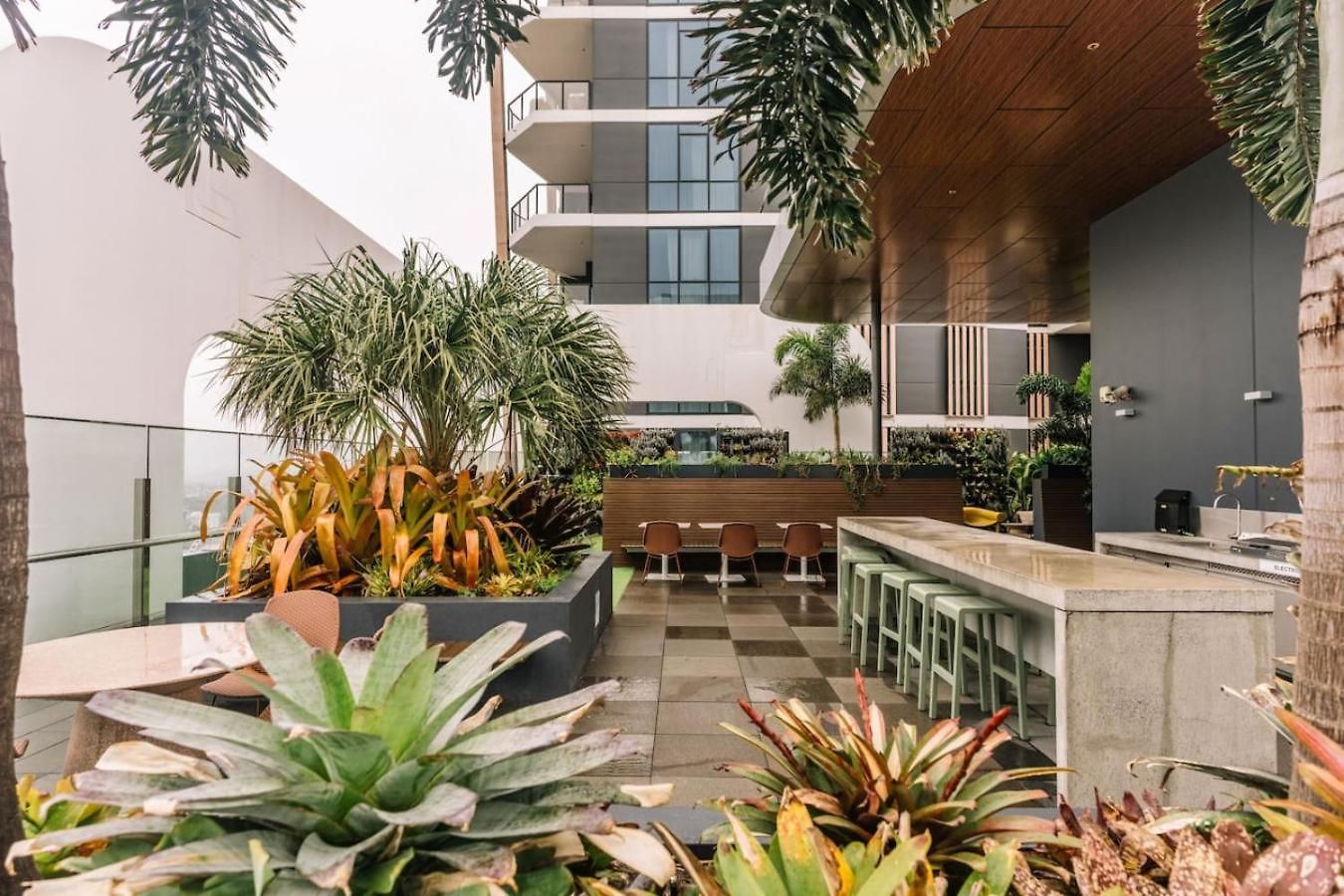 Scenic 2br With Balcony And Recreational Deck Access * Brisbane