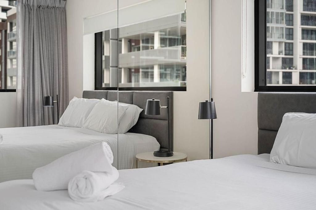 54q Abnb-style Discover Riverside Bliss With Pool And Free Parking Near Portside Apartment