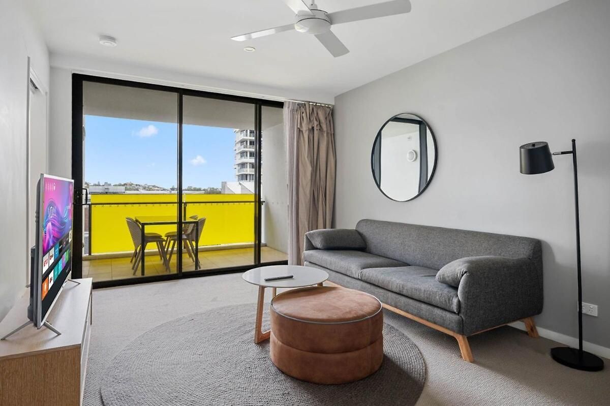 Apartment 54q Abnb-style Discover Riverside Bliss With Pool And Free Parking Near Portside