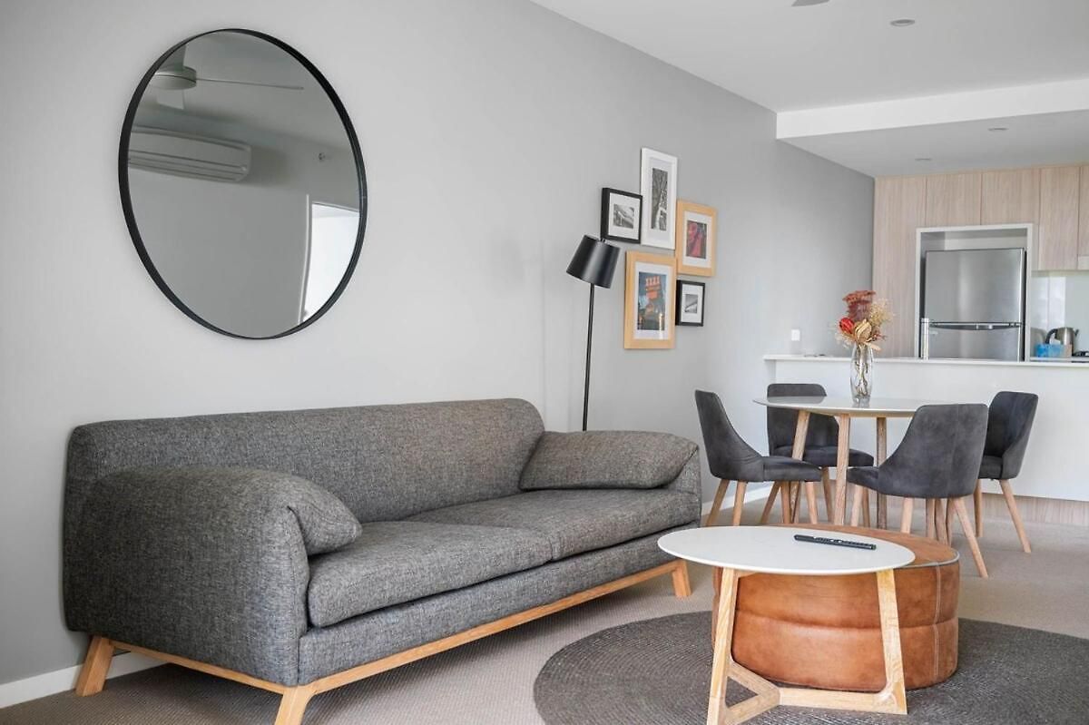 Apartment 54q Abnb-style Discover Riverside Bliss With Pool And Free Parking Near Portside *