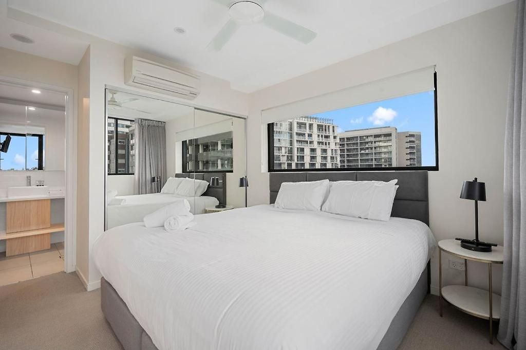 54q Abnb-style Discover Riverside Bliss With Pool And Free Parking Near Portside Apartment