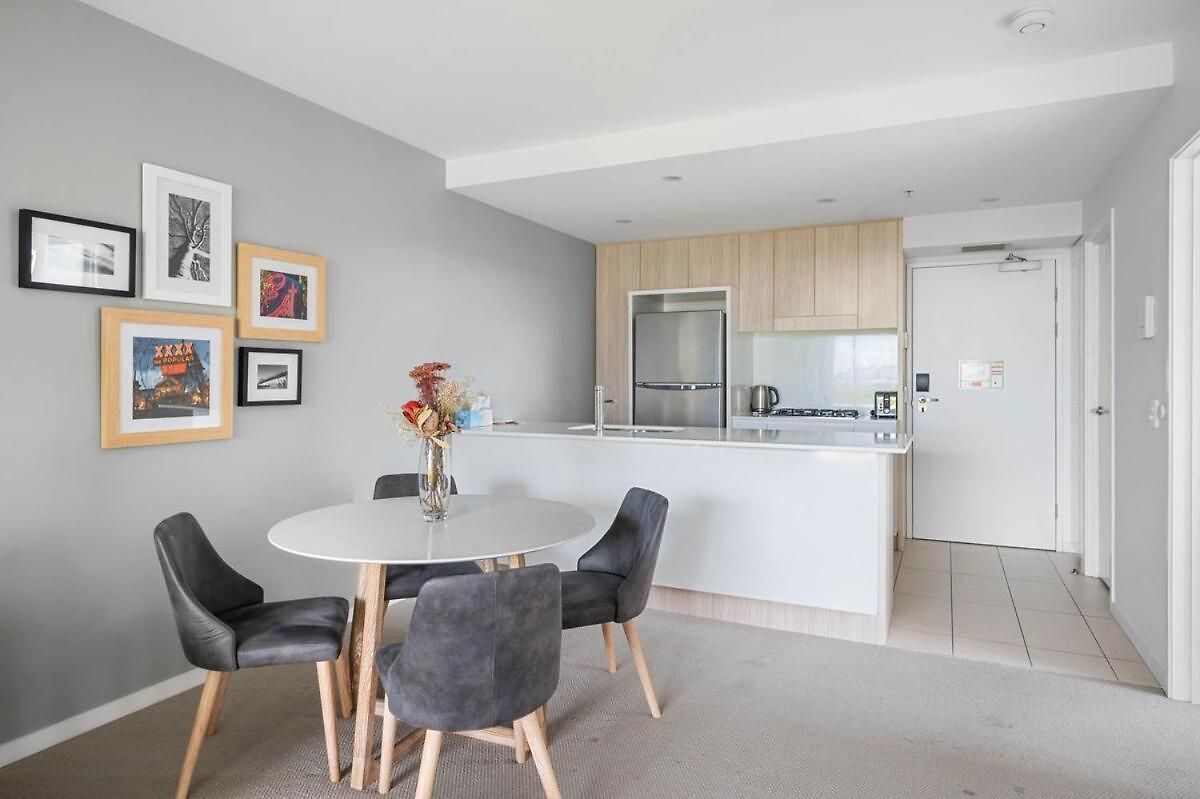 54q Abnb-style Discover Riverside Bliss With Pool And Free Parking Near Portside Apartment *