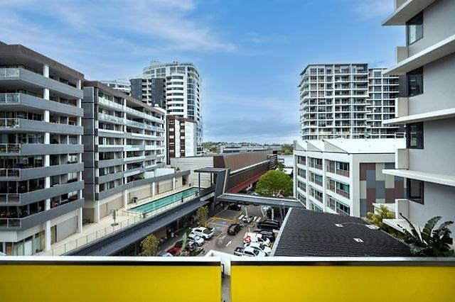 Apartment 54q Abnb-style Discover Riverside Bliss With Pool And Free Parking Near Portside Brisbane