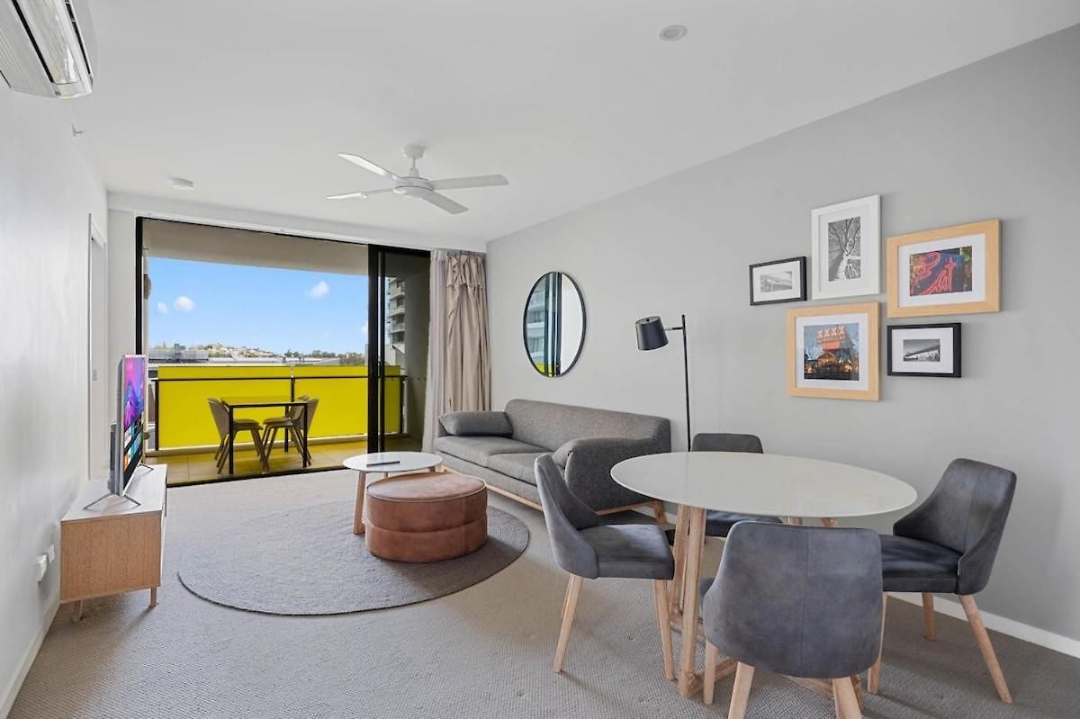 54q Abnb-style Discover Riverside Bliss With Pool And Free Parking Near Portside Apartment *