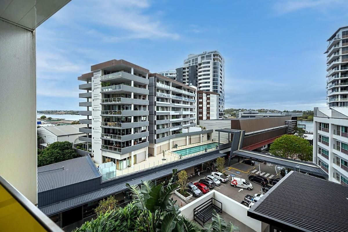 Apartment 54q Abnb-style Discover Riverside Bliss With Pool And Free Parking Near Portside