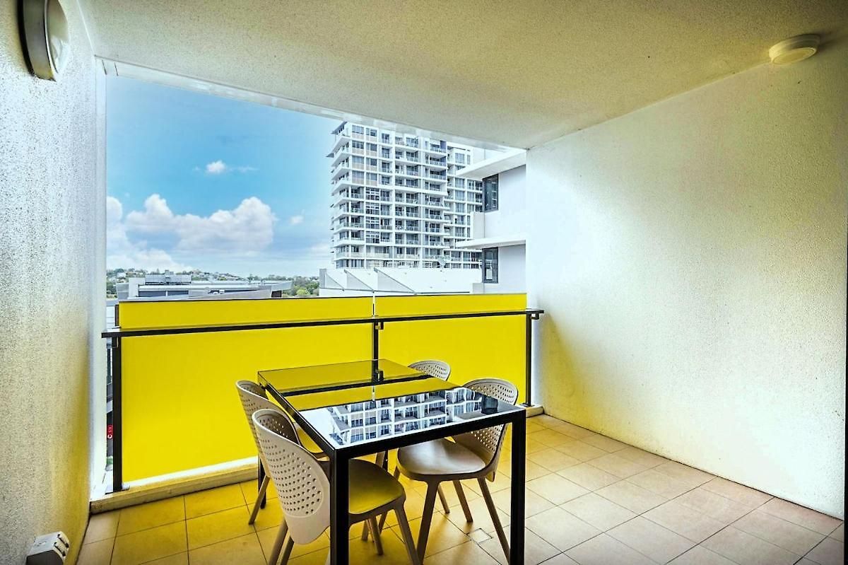 54q Abnb-style Discover Riverside Bliss With Pool And Free Parking Near Portside Apartment Brisbane