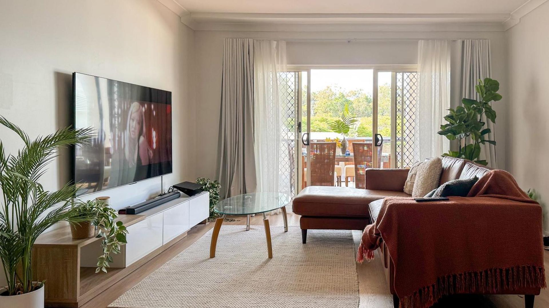 140sqm Modern Teneriffe 2 Bedroom & Balcony Apartment *
