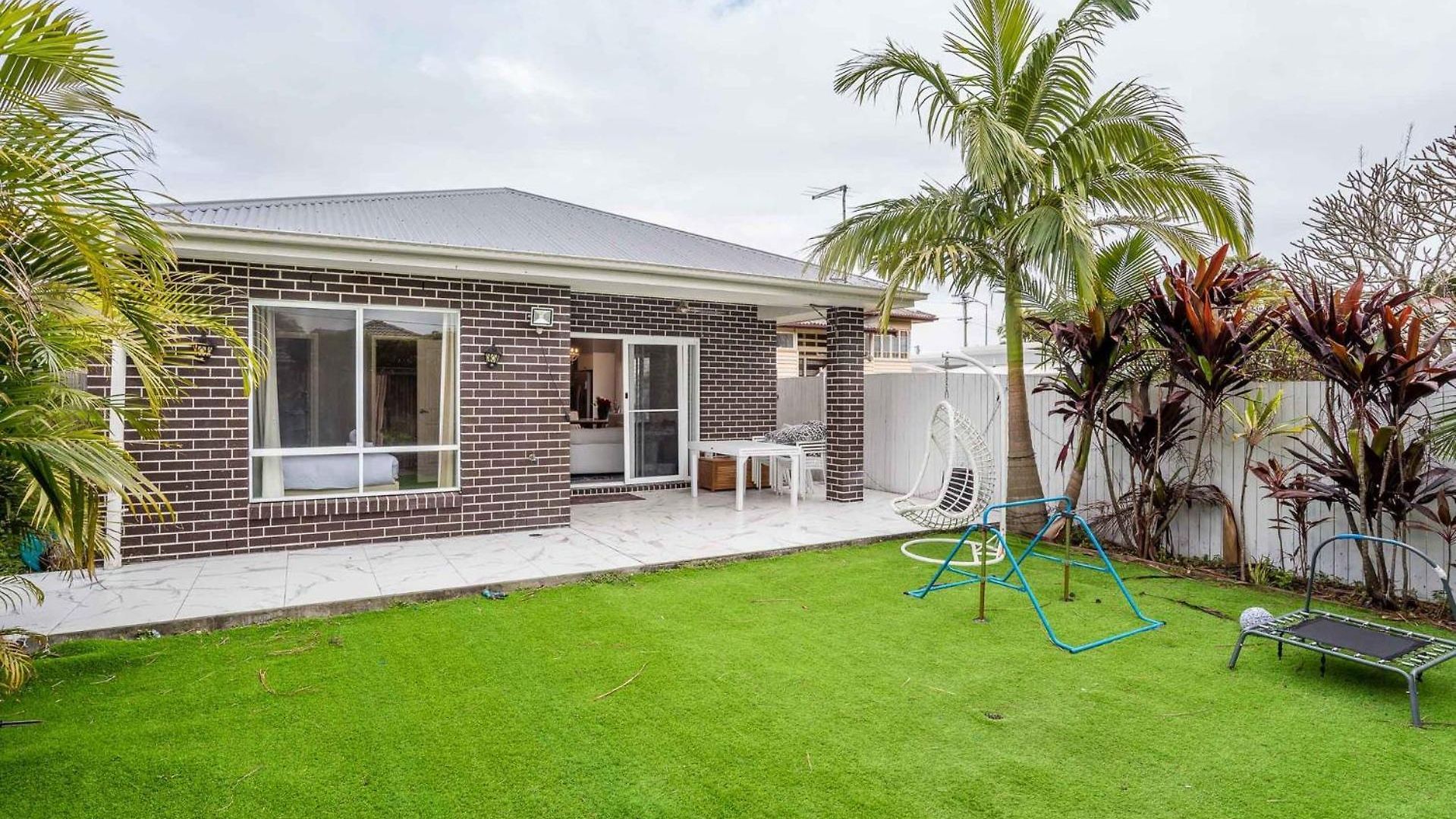 The Airport Stop Spacious House & Sky Base Holiday home *