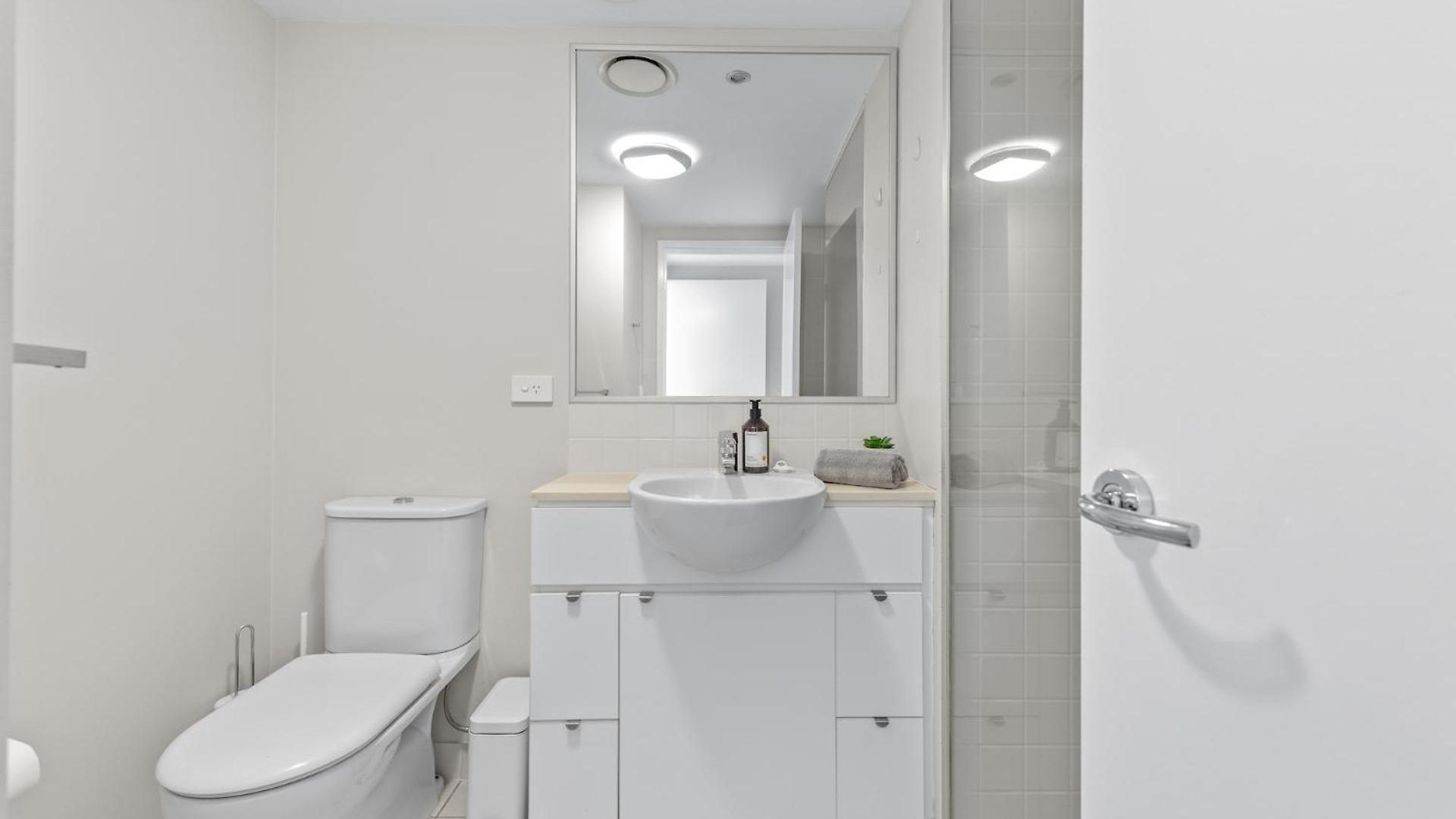 Floor 2bed-2bath-2car-pool-views - Cbd Brisbane