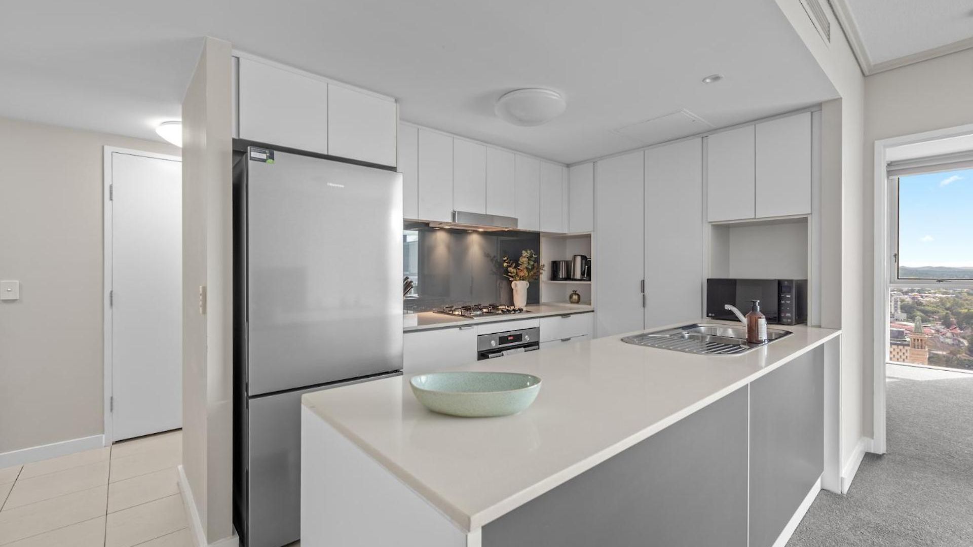 Floor 2bed-2bath-2car-pool-views - Cbd Apartment *