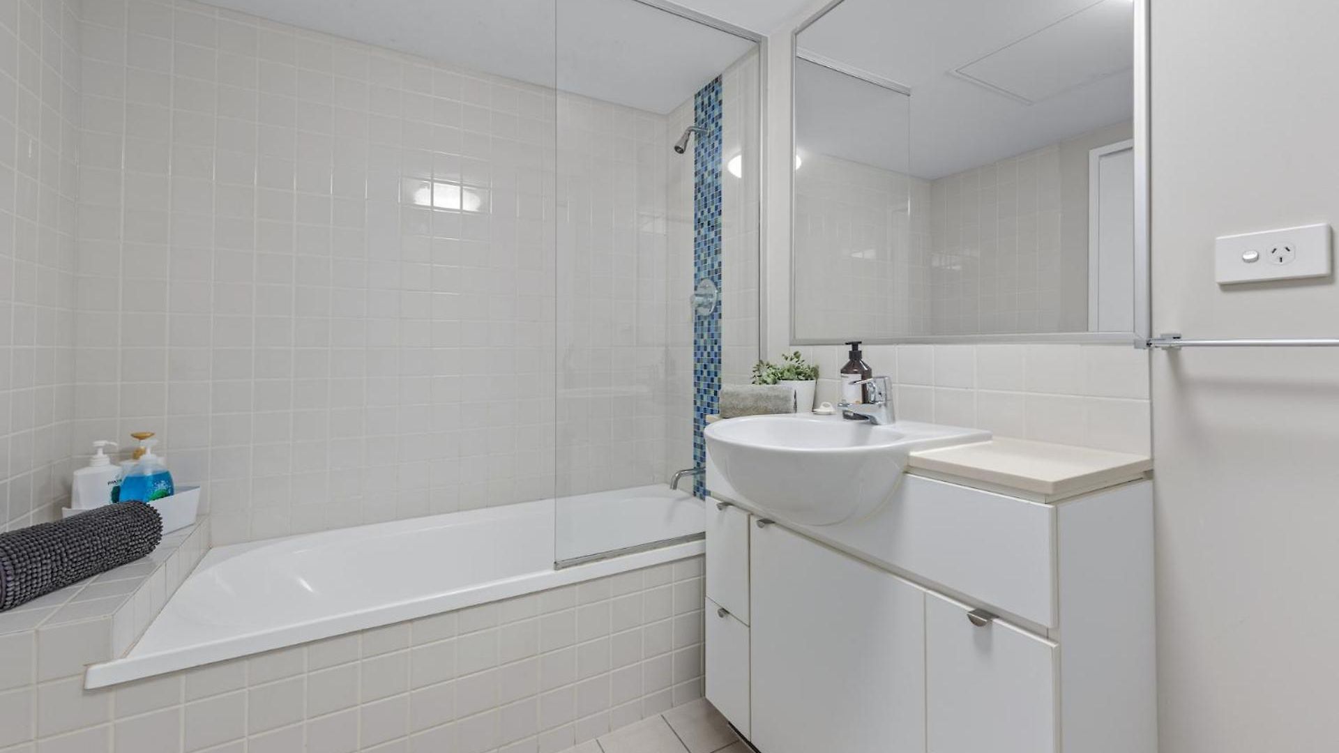 Floor 2bed-2bath-2car-pool-views - Cbd * Brisbane