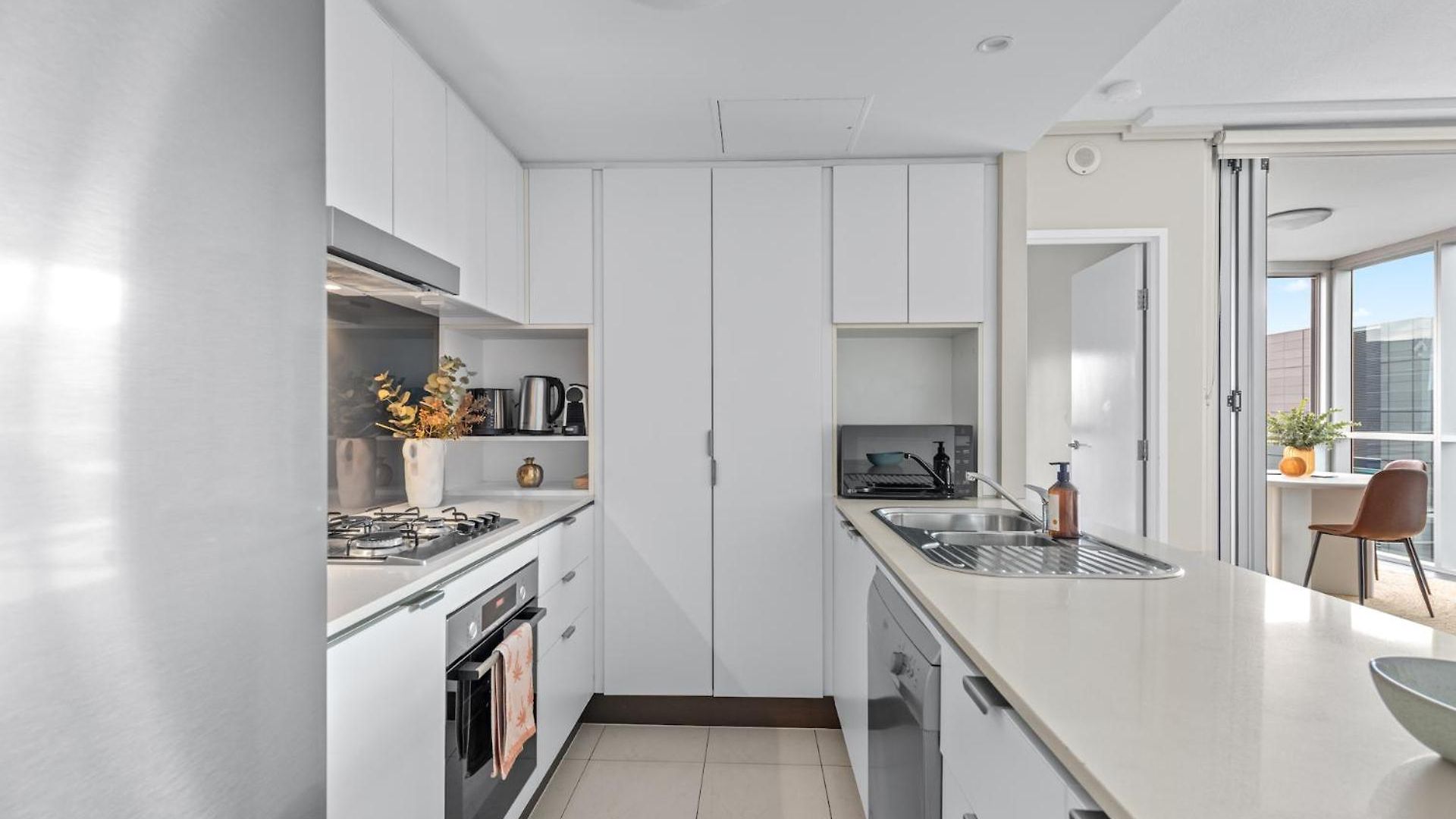 Apartment Floor 2bed-2bath-2car-pool-views - Cbd