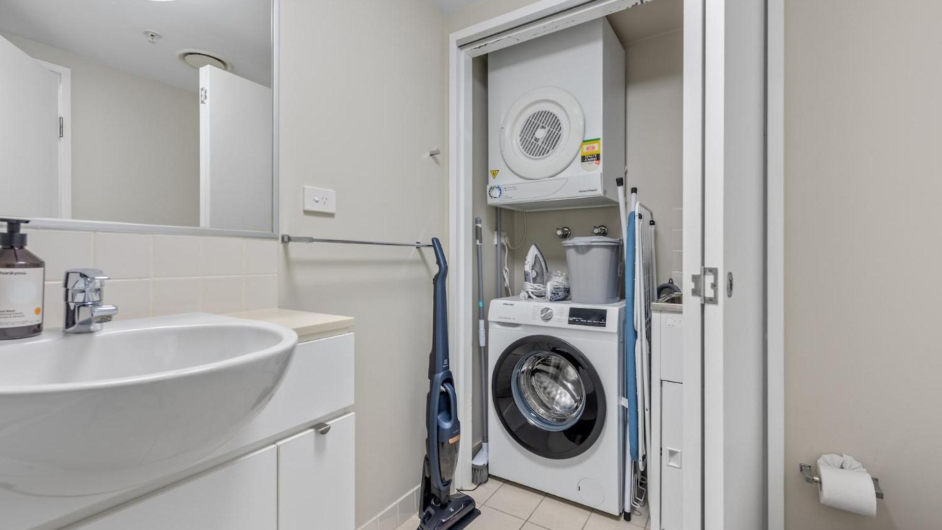 Floor 2bed-2bath-2car-pool-views - Cbd Apartment Brisbane
