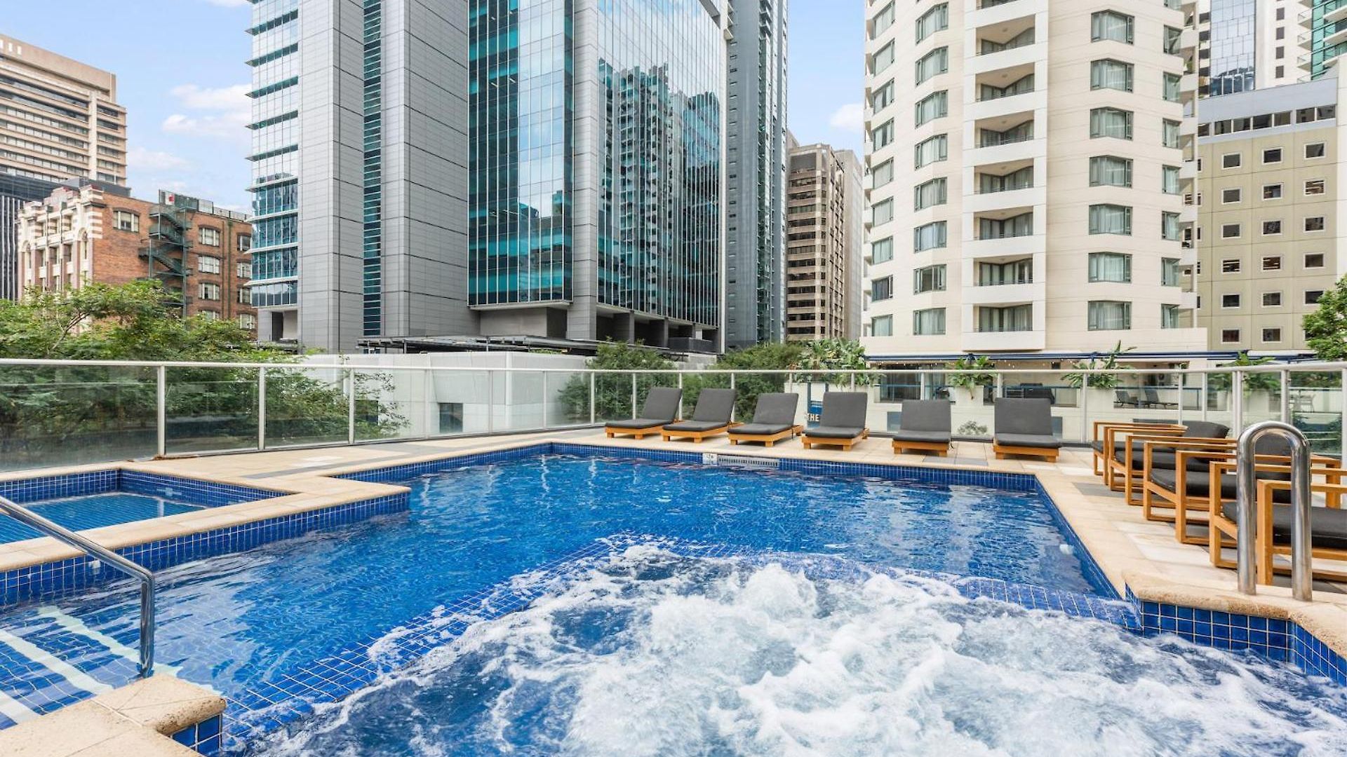 Floor 2bed-2bath-2car-pool-views - Cbd Apartment