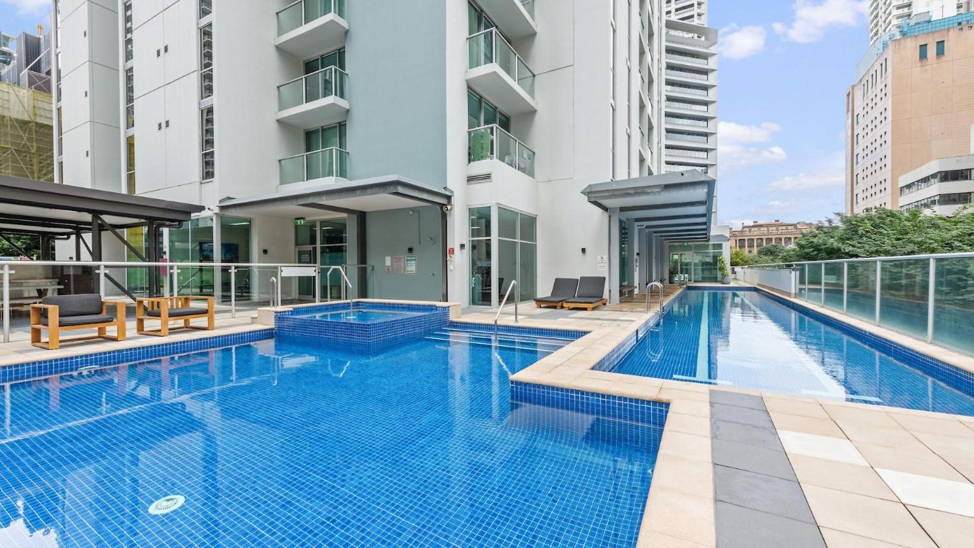 Floor 2bed-2bath-2car-pool-views - Cbd Apartment