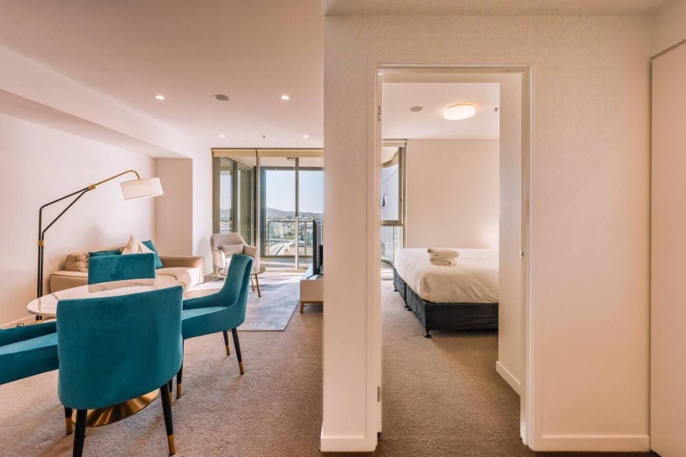 Apartment Contemporary 2br W Deck And Bbq Access