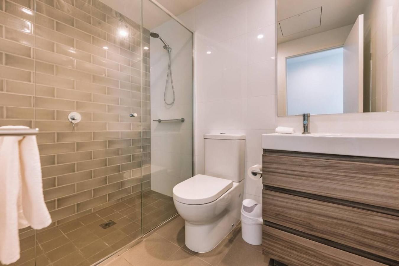 Contemporary 2br W Deck And Bbq Access *