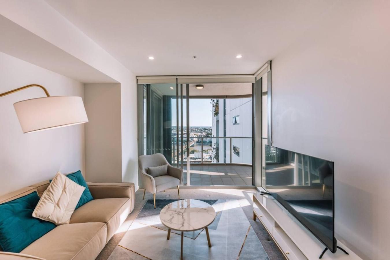 Contemporary 2br W Deck And Bbq Access Apartment *