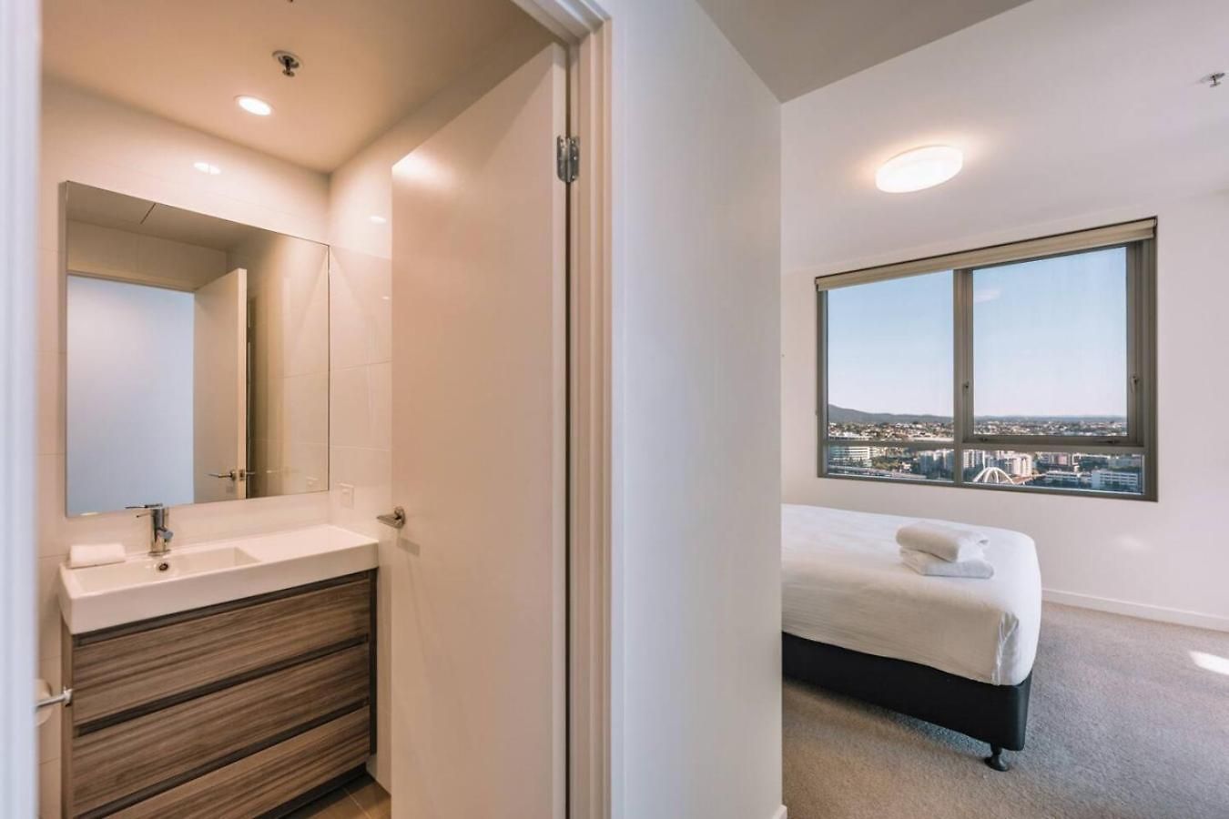 Apartment Contemporary 2br W Deck And Bbq Access Brisbane