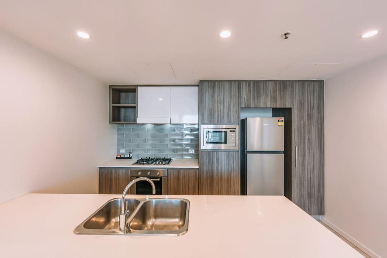 Contemporary 2br W Deck And Bbq Access Brisbane
