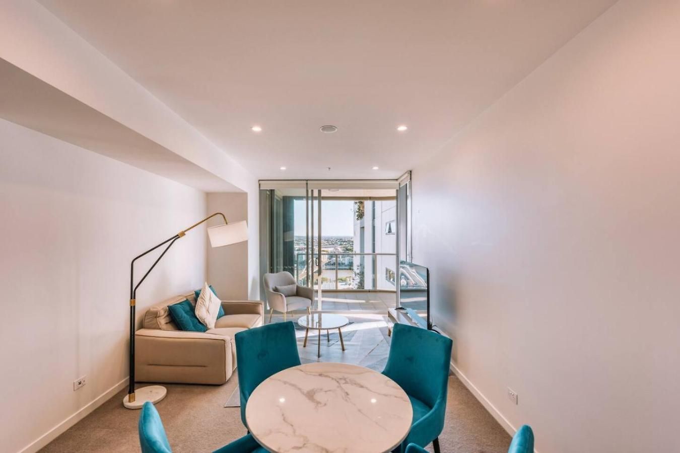 Contemporary 2br W Deck And Bbq Access Apartment