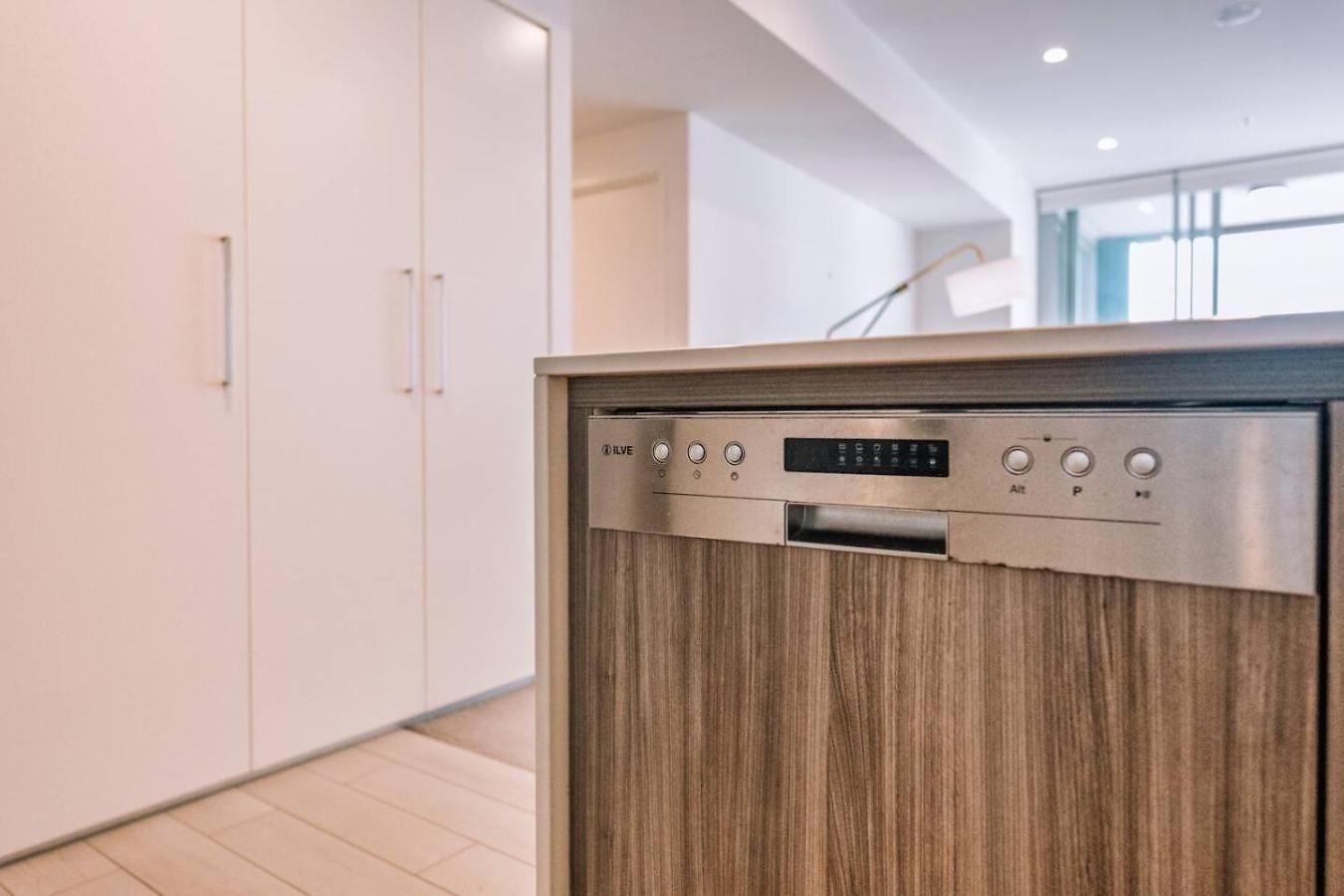 Apartment Contemporary 2br W Deck And Bbq Access *