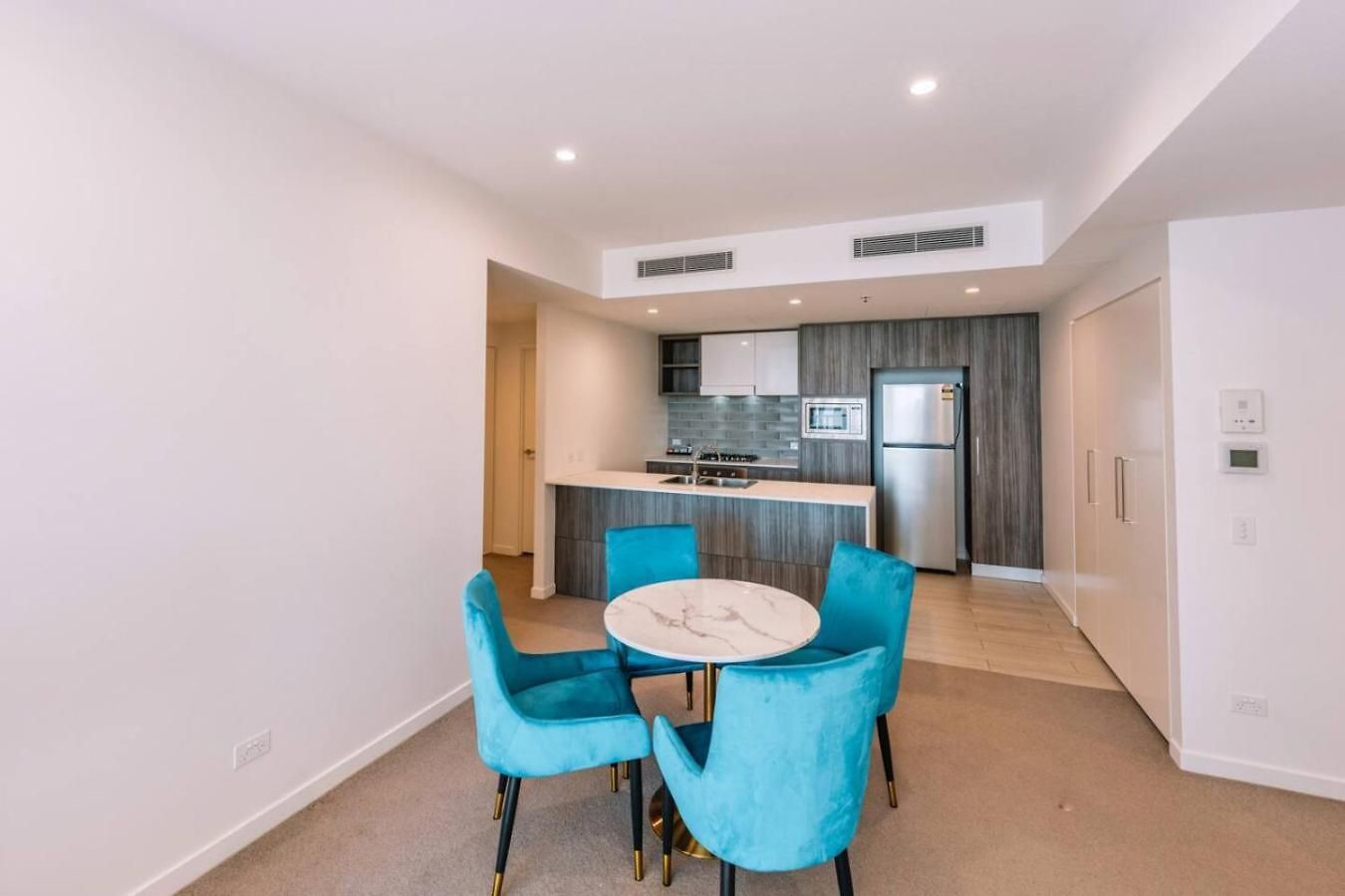 Contemporary 2br W Deck And Bbq Access Apartment Brisbane