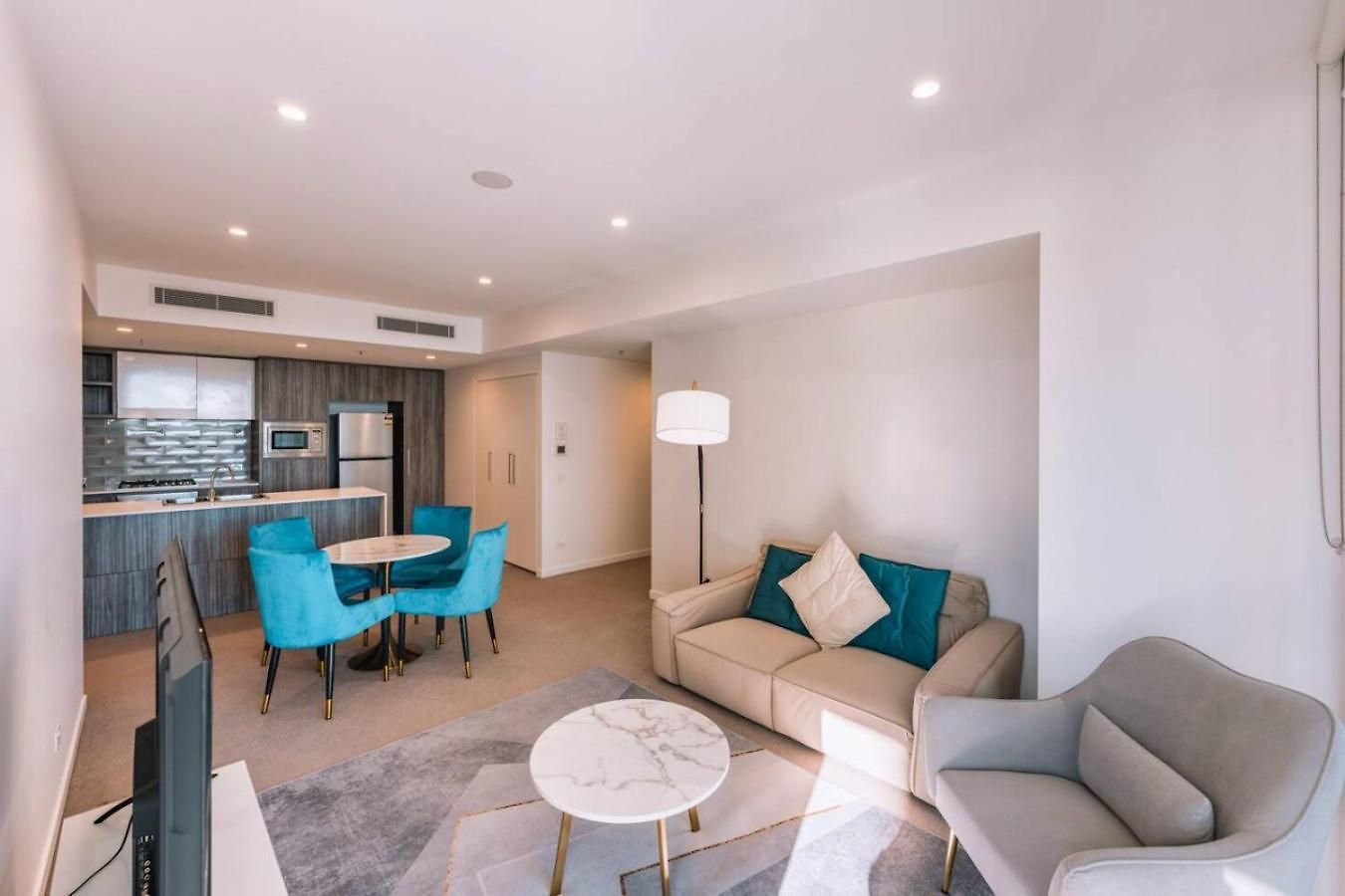 Contemporary 2br W Deck And Bbq Access *