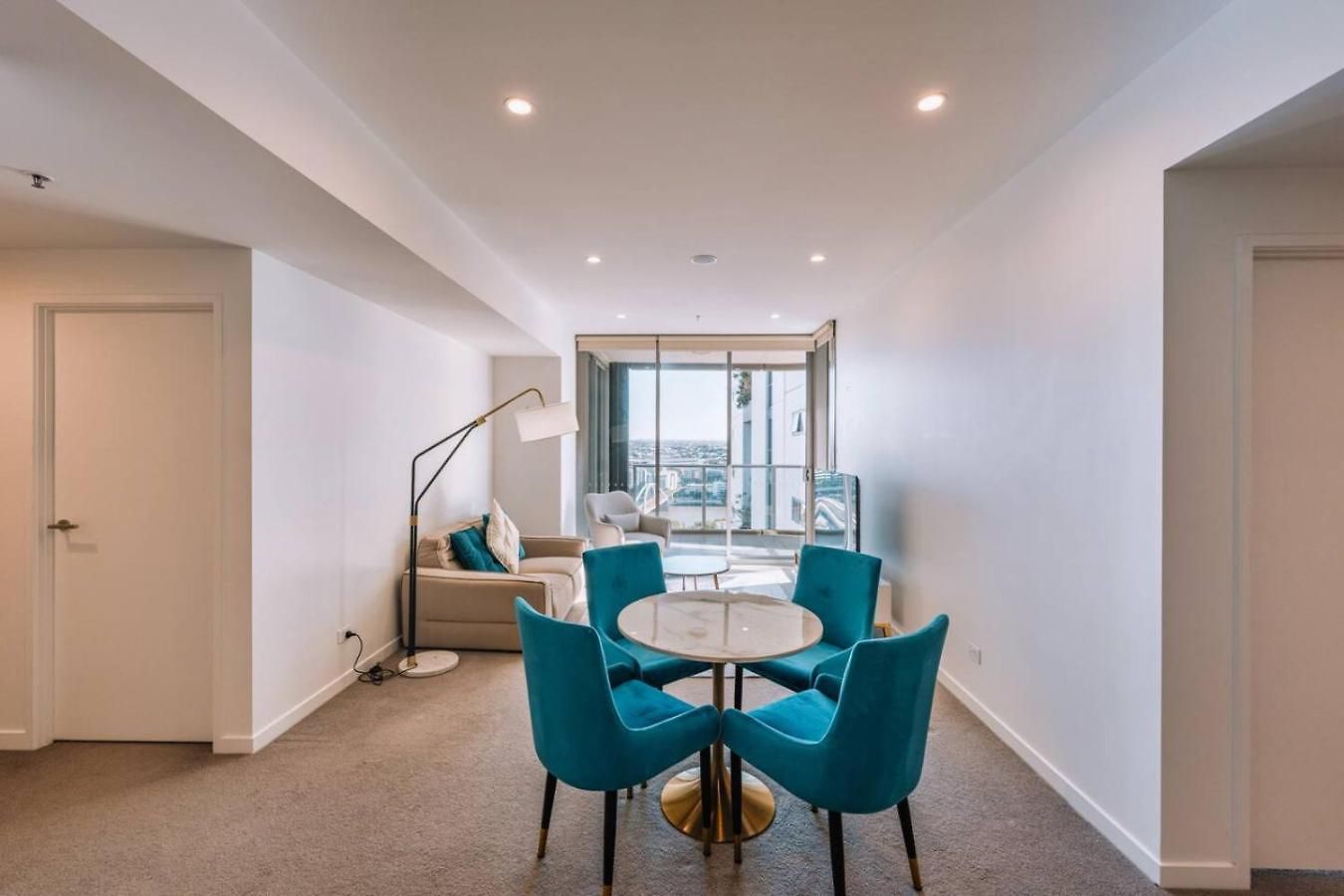 Contemporary 2br W Deck And Bbq Access * Brisbane