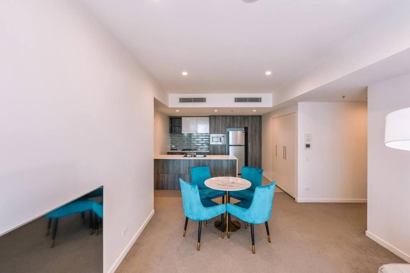 Contemporary 2br W Deck And Bbq Access