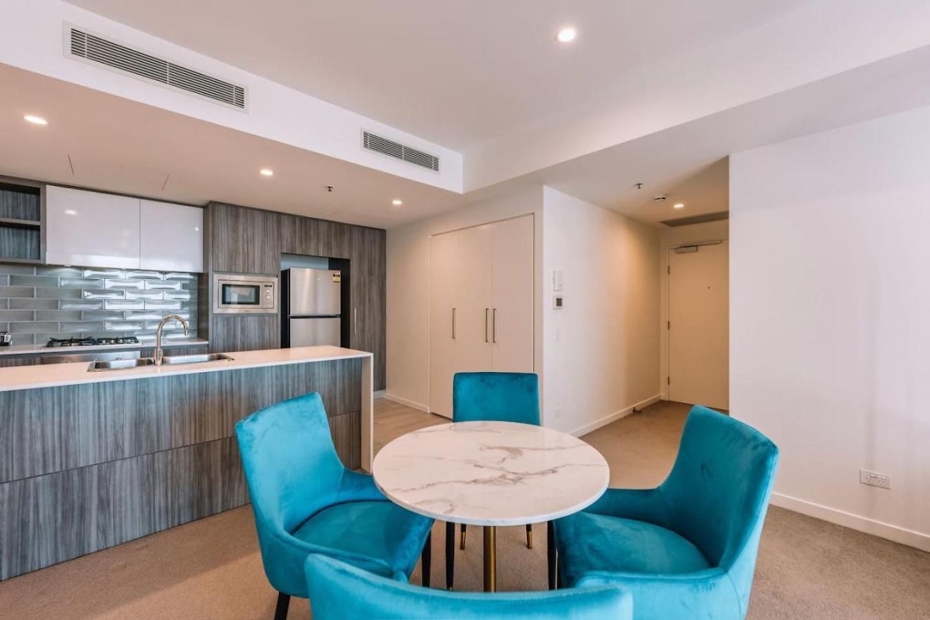 Contemporary 2br W Deck And Bbq Access Apartment