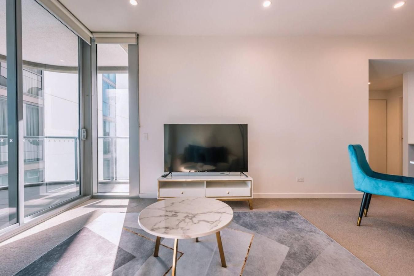 Apartment Contemporary 2br W Deck And Bbq Access