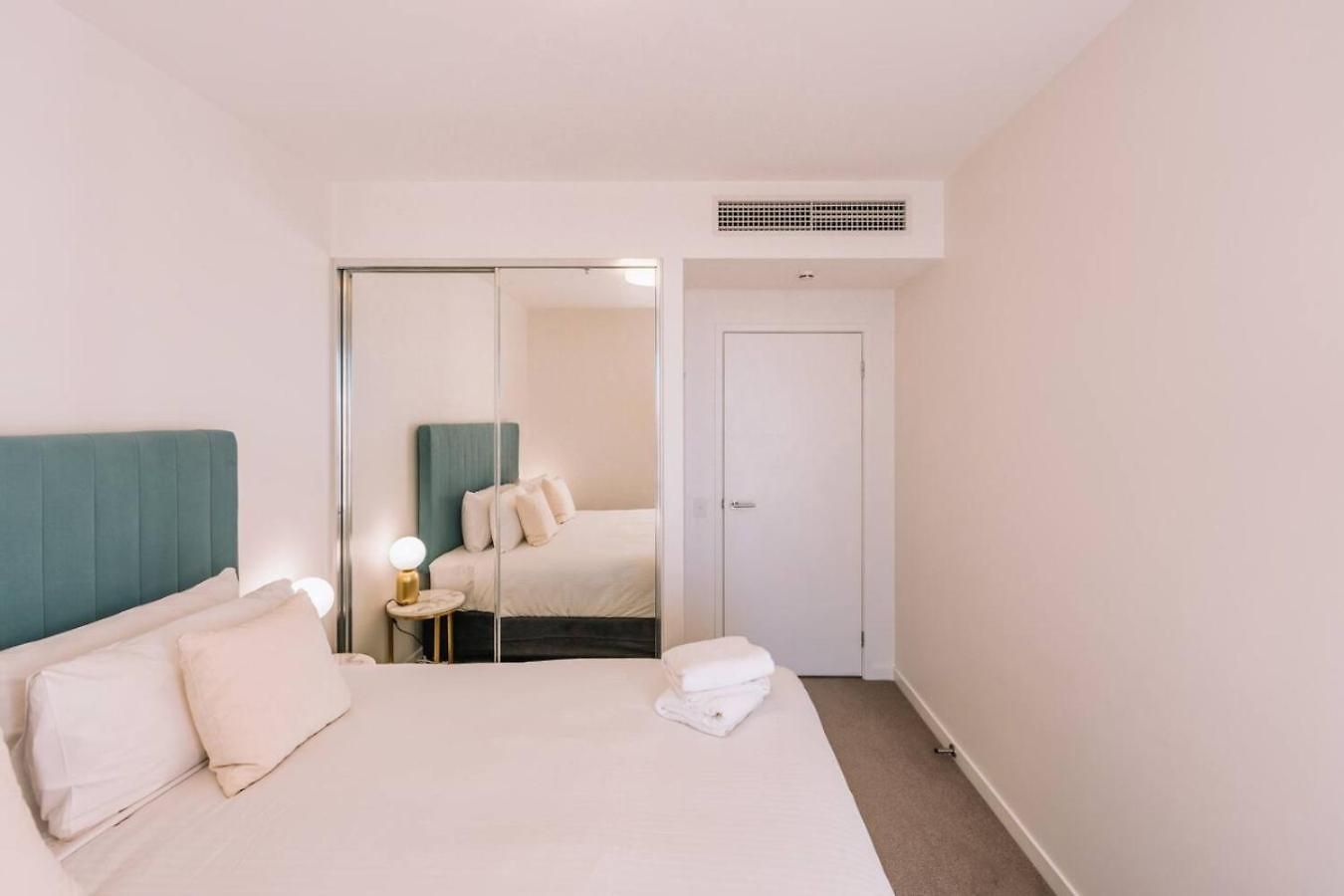 Contemporary 2br W Deck And Bbq Access Apartment Brisbane