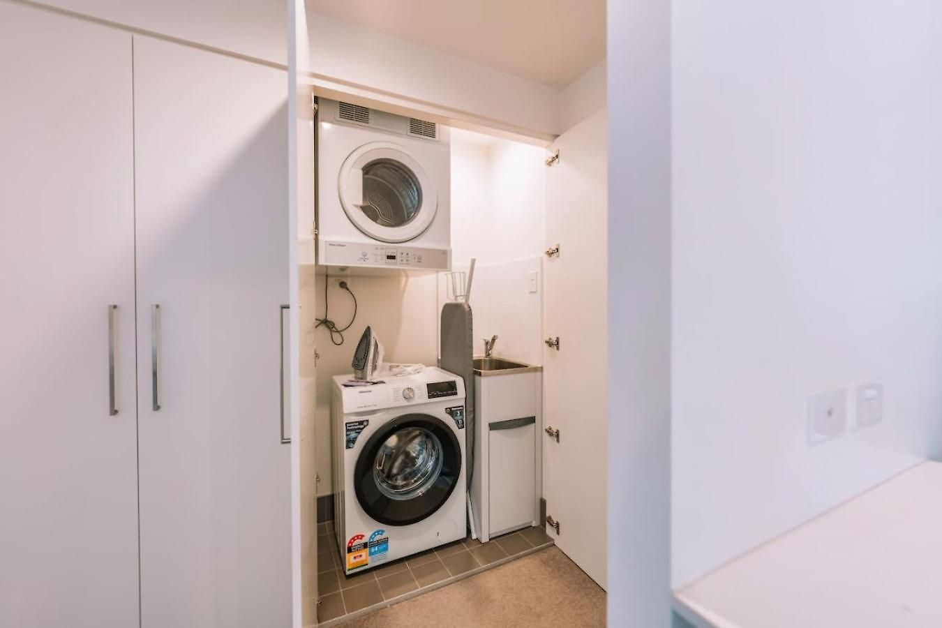 Contemporary 2br W Deck And Bbq Access * Brisbane