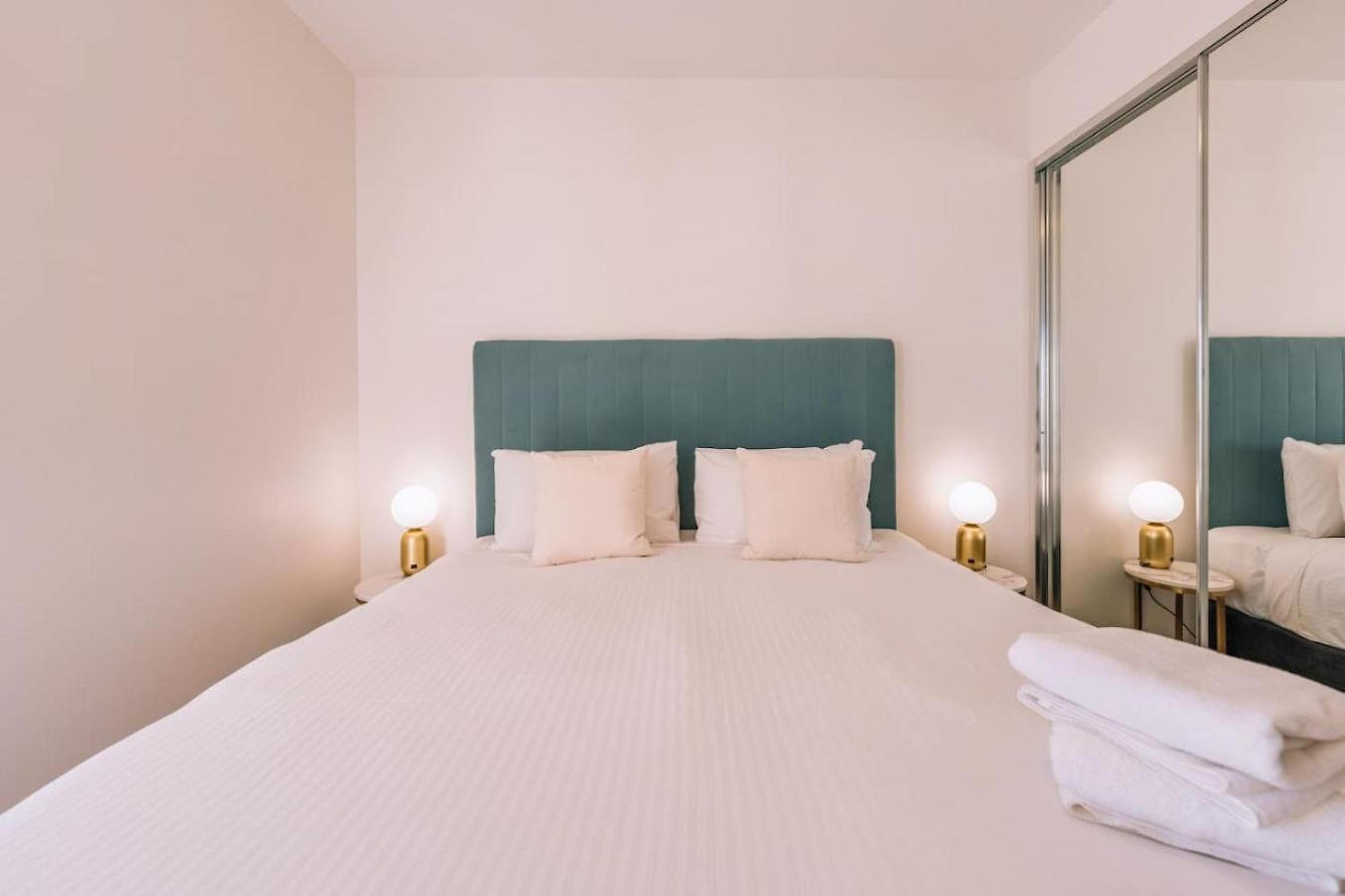 Apartment Contemporary 2br W Deck And Bbq Access *