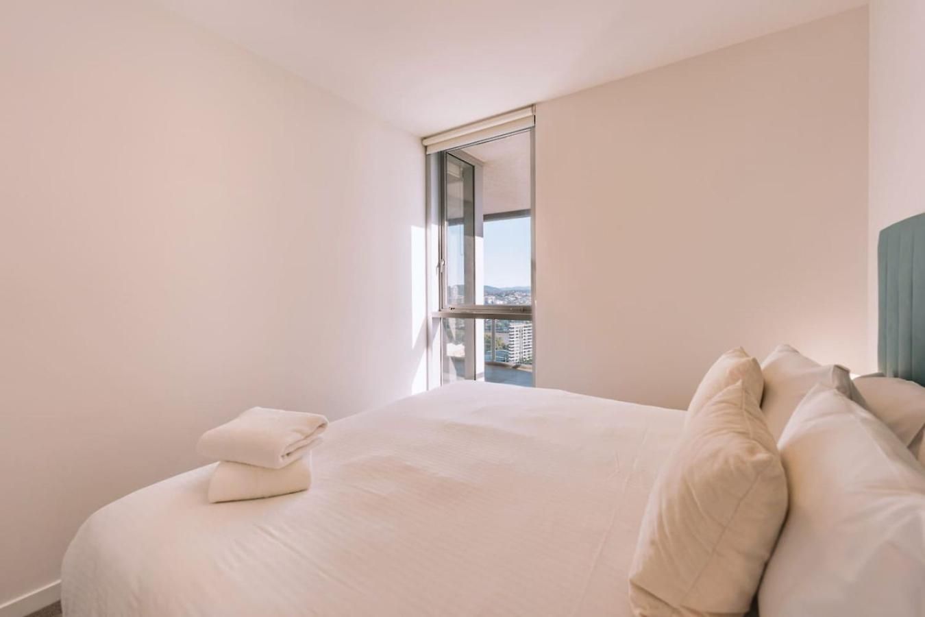 Contemporary 2br W Deck And Bbq Access Apartment Brisbane