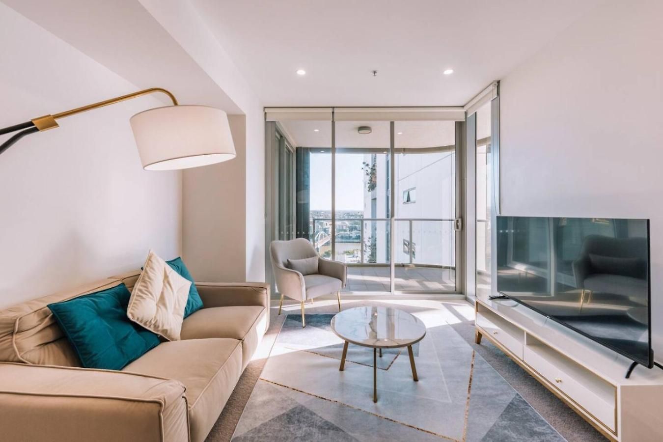 Contemporary 2br W Deck And Bbq Access