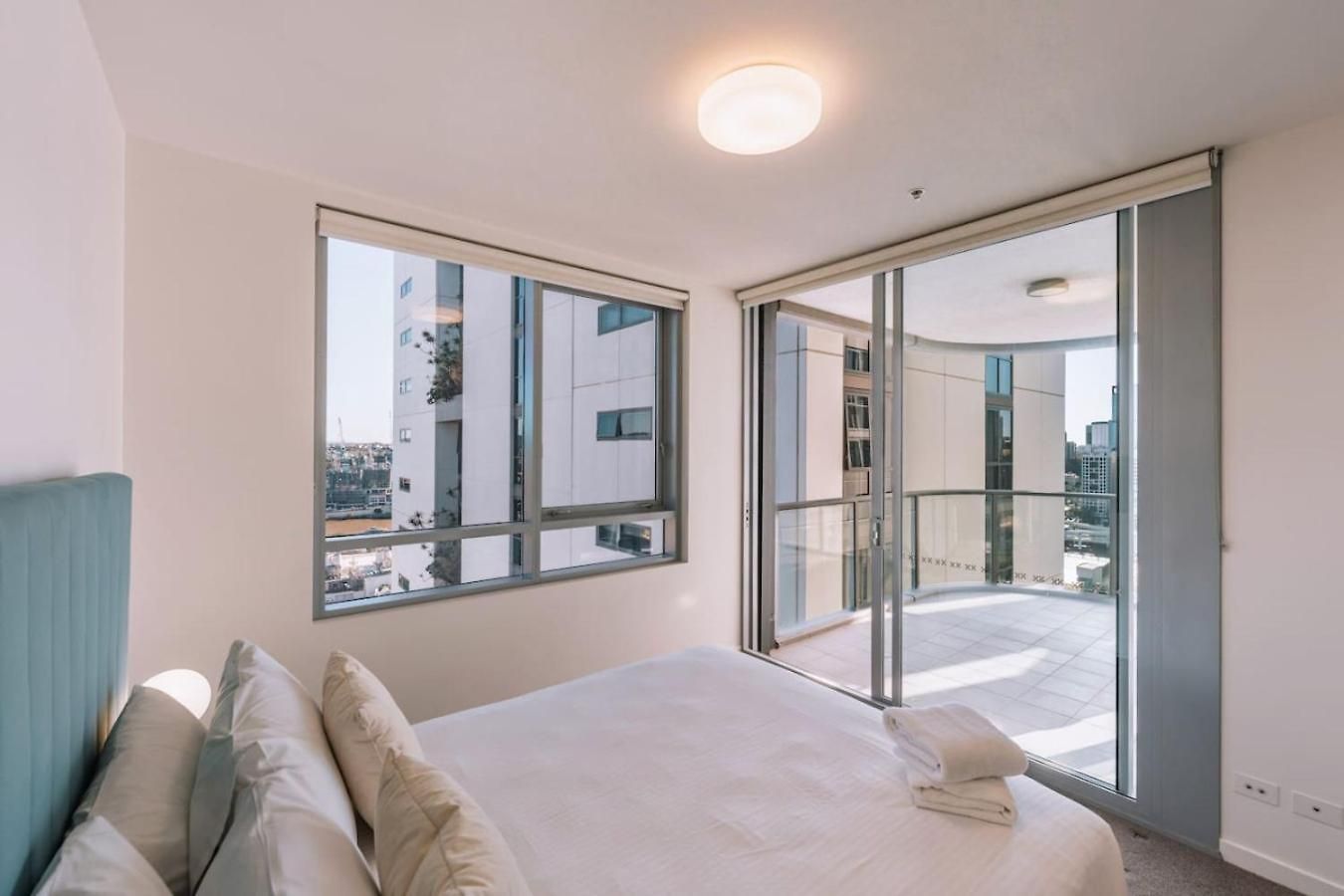 Apartment Contemporary 2br W Deck And Bbq Access