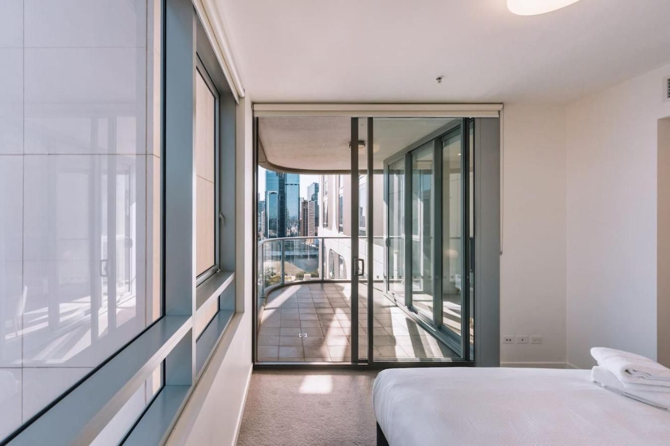 Apartment Contemporary 2br W Deck And Bbq Access Brisbane